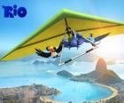 Rio de Janeiro kenti üzerinde uçan Blu papağan, toucan Rafael Jewel ve asmak planör